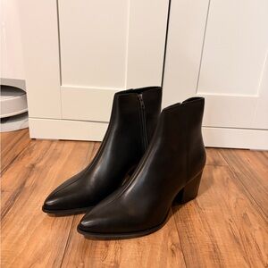 Black Leather Pointed Toe Ankle Boots - Men